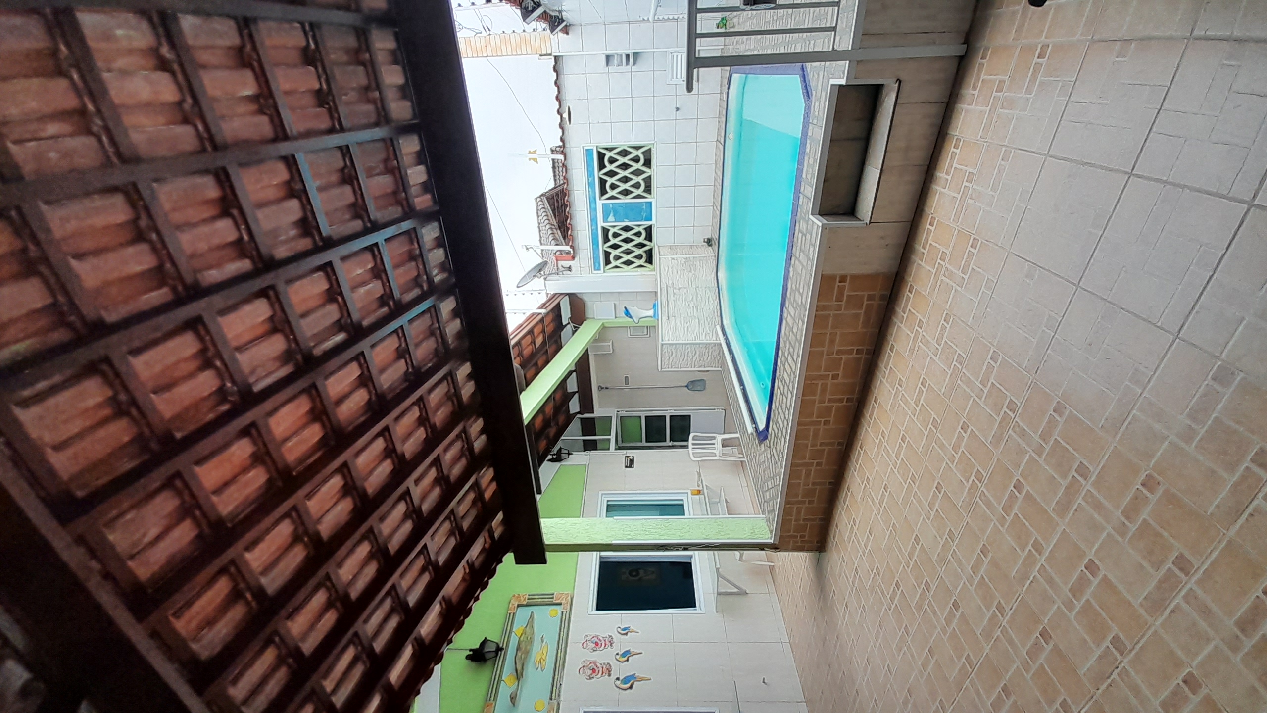 Casa de 4 dormitórios, sendo 2 suítes, 2 banheiros sociais, sala ampla, Piscina, cozinha bem arejada, área de serviço e lavanderia. Imóvel todo em piso frio, bem iluminado